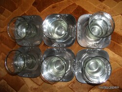 RÉGI TÖRÖK EZÜST színű CSÍKOS ÜVEG KÉSZLET, FÉM TÁNYÉROKKAL,  6 POHÁR, 6 TÁNYÉR, :JELZÉSE :FULDA ROS