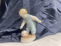 Labdával játszó kisgyerek porcelán Zsolnay