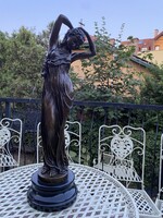 Nemes Hölgy - Monumentális műalkotás