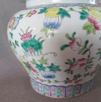 Kínai fedeles porcelánváza – famille rose stílusban – kézzel festett – 24 cm – gyűjtői darab – hibát