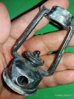 Retro fém, petróleumlámpa alakú ceruzahegyező képek szerint