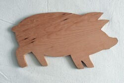 Vágódeszka , malac forma , bükkfa 1 db. 29 x 15,5 x 1 cm szalonnázó felszerelés