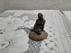 Gyönyörű kis fém szobor kővőn ülő akt