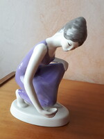 Hollóházi porcelán vizet merítő lilaruhás lány 18 cm magas
