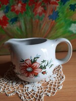 Kiöntő, vastagabb porcelán, jelzése csak gyengén látszik.Törés, repedés mentes.