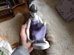 Hollóházi lila ruhás nő porcelán szobor
