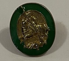 Szent György gomblyukjelvény.