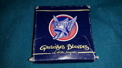 Retro Gauloises cigaretta reklám fém kulcstartó dobozával (a kép miatt bontva) a képek szerint