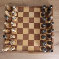 Egyedi kézzel faragott sakk készlet
