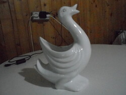 Nagyon aranyos porcelán hattyú