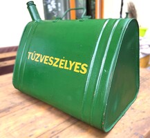 Régi benzines kanna háromszög alakú retro benzines tartály