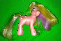 Gyönyörű minőségi HASBRO dús szőkés lila sörényes My Little Pony lovacska 16 cm a képek szerint 3.