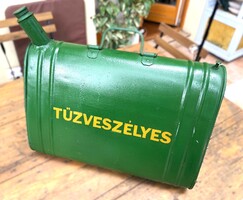 Régi benzines kanna háromszög alakú retro benzines tartály