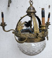 Antik bronz csillár figurális szobor díszítéssel àtlàtszó csiszolt kristály búra. Empire stílusú