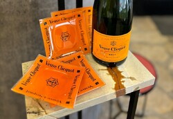 4 darabos Veuve Clicquot Champagne négyzet alakú üvegtál szett