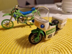 2db zöld játék motor: egyik 10cm-es rendőr, a másik 12cm-es verseny motor