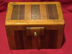 Régi, fiókos fa persely