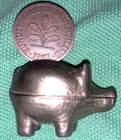 Régi réz német NSZK apró szerencse malac, MINI SZOBROCSKA PERSELYKE DÍSZ a képek szerint