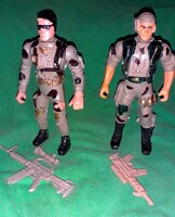 Jó állapotú plasztik G.I.JOE katonák harcosok akciófigurák kezük mozog 15 cm EGYBEN a képek szerint
