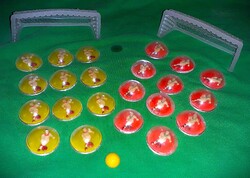 Retro trafikáru bazáráru gombfoci játék 2 csapat -22 játékos, 2 kapu, labdával EGYBE a képek szerint