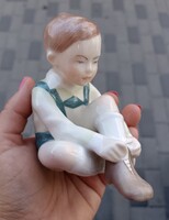 Budapest Aquincumi cipőt fűző fiú