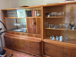 2 db gyönyörű diófurnéros polirúros retro vitrines szekrény