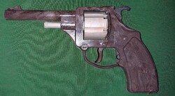 1970-s évek FORGÓ - KIVEHETŐ TÁRAS JÁTÉK WESTERN COLT rózsapatronos a képek szerint