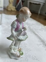 Herendi kislány babával szépen festett.