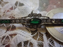 Antik gallértű-t ezüst bross smaragd? kövel a közepén jelölt