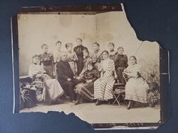 Antik csoportkép az 1890-es évekből, sérült