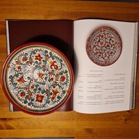 KÓSA KLÁRA jelzett kerámia tál + Kósa-Bor Szimbólumok és ajándékok cimű könyv