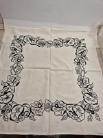 Régi fekete - fehér kézzel hímzett terítő, asztalterítő, népi terítő a széle csak szegett
