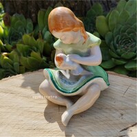 Kőbányai porcelán babázó kislány