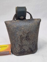 Antik fém kolomp eredeti bőr szíjon 274 g. súlyú
