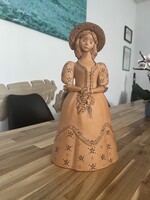 Fábián Zója “elegáns, kalapos hölgy” terrakotta kerámia figura, 30,5 cm.magas