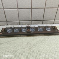 Retro asztalközép kínáló, bőrrel díszített tálca üveg poharakkal eladó! 43 cm hosszú