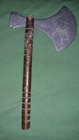 Régi UTOLSÓ MOHIKÁN fém fejű fanyelű játék indián díszes tomahawk 26 x16cm a képek szerint