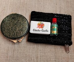 Retro fekete gyöngyből készített márkajelzett péntárca púderskompakt