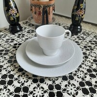 Gyönyörű hófehér Bavaria Arzberg reggeliző trió,  anyagában mintázott