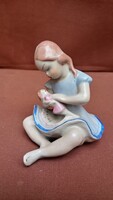 Drasche kézifestésű porcelán: Babázó kislány