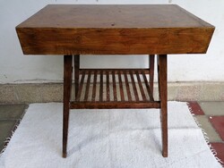 Különleges formájú, retro újságtartó asztal