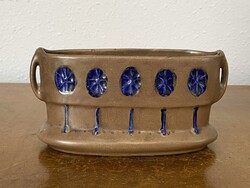 SZECESSZIÓS STÍLUSÚ, BARNA ALAPON KÉK VIRÁGOS PORCELÁN DÍSZTÁRGY 19 X 9.5 CM MAGAS