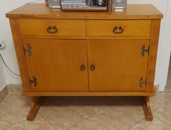 Egyedi, veretes fenyőfa kis szekrény