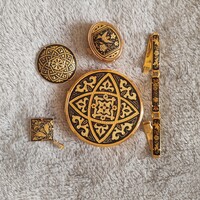 Toledói, damaszkuszi tárgyak egyben: púdertartó, karkötő, szelence, medál, bross