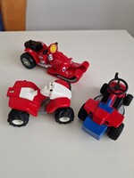 3db járgány, 2db Playmobil 10cm-es fűnyíró és quad (lendkerekes), 1db egyéb,16cm-es szántalpas jármű