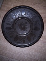 Karcagi fekete kerámia falitányér. 17 cm. Hibátlan. Jelzett.