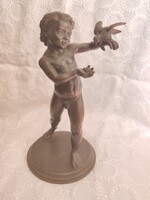 Madáretetés bronz kisfiú szobor