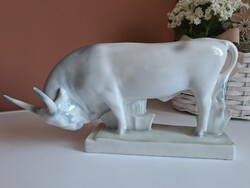 Zsolnay porcelán bika szobor