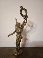 A győzelem istennője babér koszorúval,  bronz szobor.