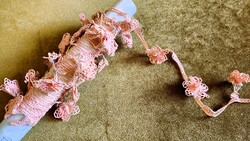 ART DEKO DECO PINK LEFEJTHETŐ VIRÁG HORGOLT DÍSZ CSIPKE 284 CM RUHA VARRÁS KELLÉK RESTAURÁLÁS